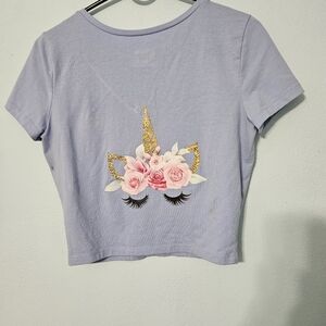 Crop top shirt with decal in back